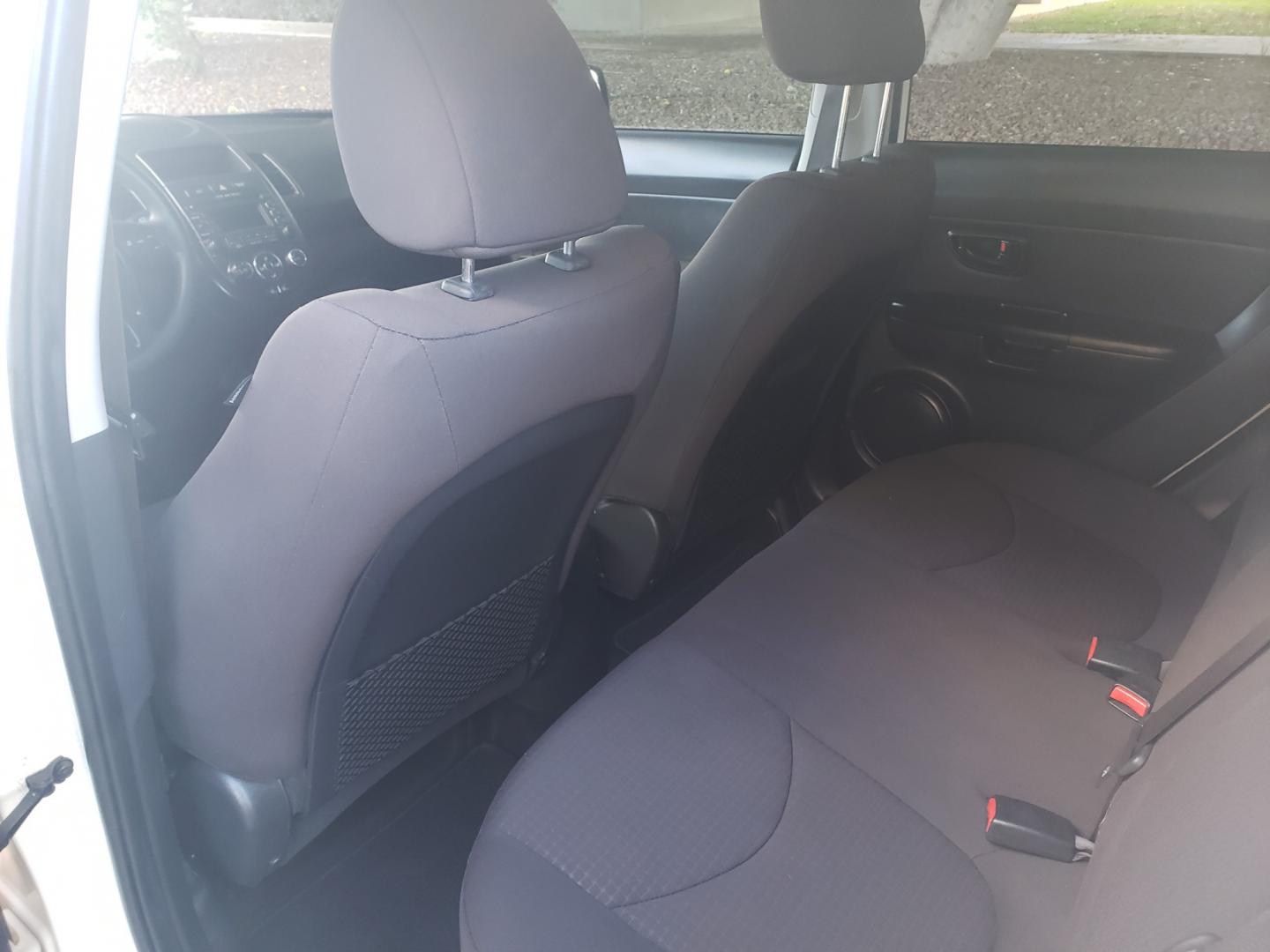 2013 WHITE /black Kia Soul base (KNDJT2A51D7) with an 1.6l i4 engine, 4-Speed Automatic transmission, located at 323 E Dunlap Ave., Phoenix, AZ, 85020, (602) 331-9000, 33.567677, -112.069000 - 2013 Kia Soul,.......EXCELLENT condition, A Real Must See!!.... Ice cold A/C, No accidents, Power everything, Stereo/cd player, Phone sync, Bluetooth, Satellite compatible, Clean black interior with black cloth seats in near perfect condition, power windows, power door locks, clean Arizona title, Ru - Photo#11